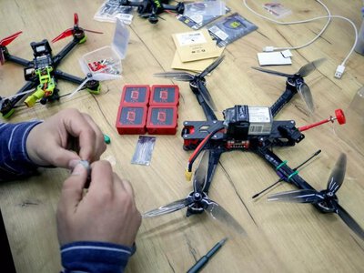 У школах навчатимуть керувати дронами та кібербезпеки: зміни з 2027 року