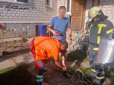 На Прикарпатті рятувальники витягнули чоловіка з 12-метрової криниці