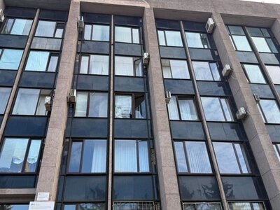 Вибиті вікна та понівечені кабінети: російська атака пошкодила будівлю податкової