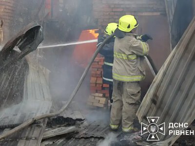 Масштабна пожежа неподалік Рівного: горить склад з деревиною