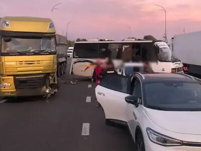 Поблизу Рівного сталася масова автотроща: рух на трасі Київ-Чоп – ускладнений