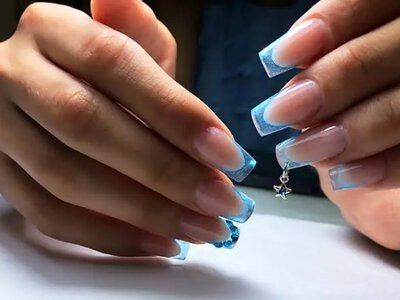 Селена Гомес повернула в моду манікюр з пірсингом