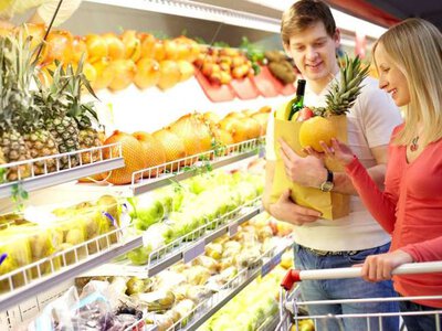 Удари по мостах змінюють правила роботи київського ритейлу