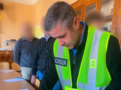 У Чернівцях директора навчального закладу підозрюють в отриманні $2000 за вступ і відстрочку