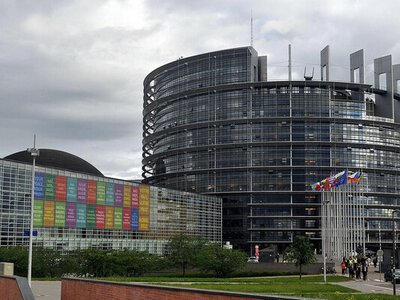 У Європарламенті виставили позолочену статую оголеного Трампа
