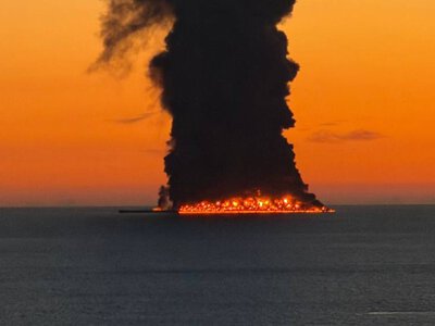 Україна атакувала нафтовий танкер «тіньового флоту» РФ в Сочі: палає масштабна пожежа