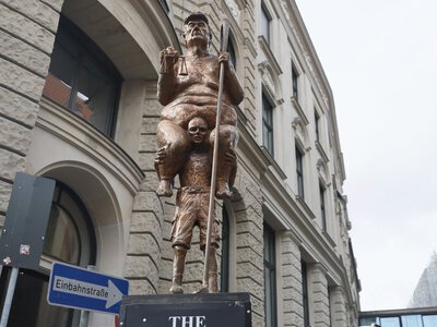 Голий Трамп на плечах нещасного – Європарламенті виставили позолочену скульптуру “Помаранчева чума” (ФОТО, ВІДЕО)