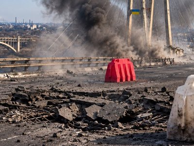 Після ударів КАБами по Запоріжжю перекрили рух Вантовим мостом