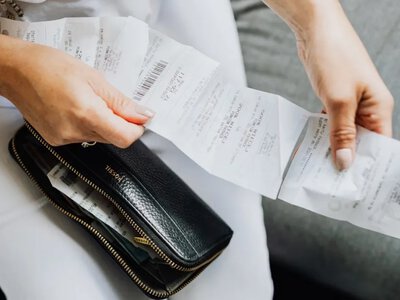 Залишаєте чек на касі? Названо 3 ситуації, коли ця звичка коштує українцям чималих грошей 