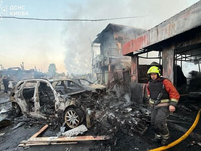 Російський ракетний удар спричинив пожежі в кількох районах Києва