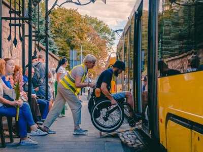 Водіїв у Львові навчатимуть допомагати маломобільним пасажирам