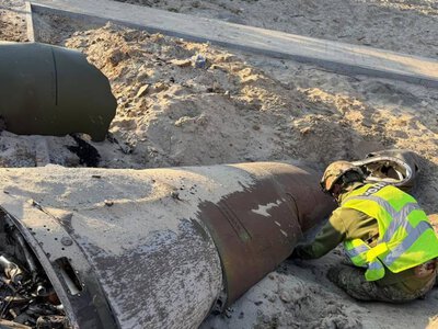 Серед будинків Дарницького району Києва лежить нездетонована балістична ракета — її знешкоджують вибухотехніки