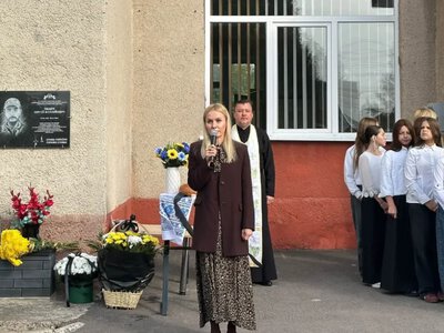 У Дубенському ліцеї №5 встановили меморіальну дошку випускнику – захиснику України Назару Дрозду