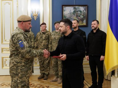 4,5 кілометра під вогнем заради пораненого побратима: військовий 102-ї бригади отримав орден від Зеленського