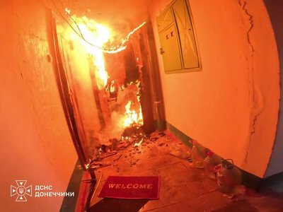 У Краматорську FPV-дрон підпалив п'ятиповерхівку: пожежу довелося зупинити через загрозу повторного удару