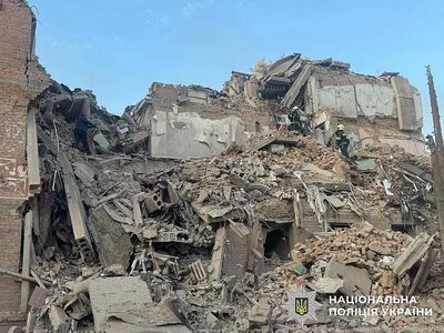 Російська ракета влучила у п'ятиповерховий будинок у Прилуках: є загиблі та поранені