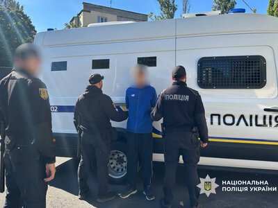 Погрожував розбитою пляшкою: в Одесі чоловік напав на власницю квіткового магазину