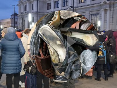Брудне та подерте: у мережі ошелешили виглядом речей, які передають для ВПО