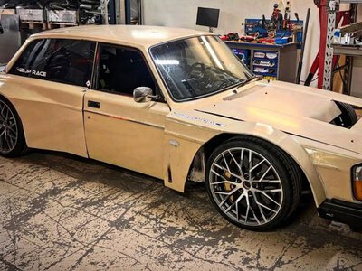 Volvo 240 трансформується: під класичним седаном приховали двигун Lamborghini (фото)
