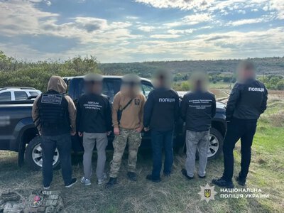 Затримання на Подільщині: військовий віз чоловіка в багажнику за 6000 доларів