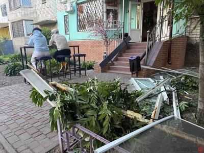 «А ми працюємо»: у Кременчуці після ранкового удару продовжує працювати кав’ярня у пошкодженому будинку