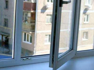 У Мукачеві 30-річний чоловік випав із вікна третього поверху