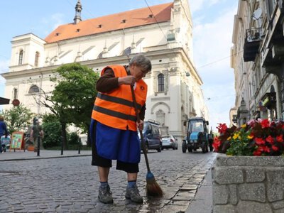 Львів не може виплатити зарплату двірникам і водіям електротранспорту: яка причина