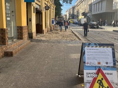 На вулиці Дорошенка у Львові облаштовують доступні входи до будівель