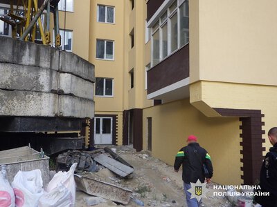 Переплутав двері з шахтою ліфта: у Житомирі 18-річний хлопець упав із четвертого поверху (фото)