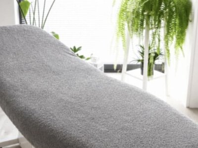 Махрові та плюшеві чохли для кушетки: догляд, прання і збереження форми