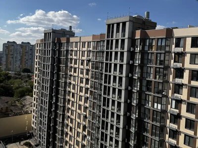 Ювелірна робота на висоті: як в Одесі рятують будинок після обстрілу (фото, відео)