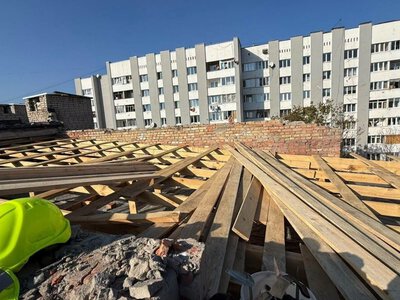 На вулиці Патона у Львові після атаки Росії відновлюють будинок