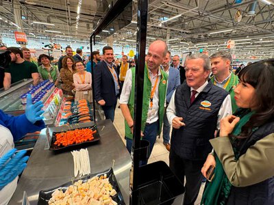 Екс-канцлер Німеччини розпочав нову діяльність у московському гіпермаркеті.