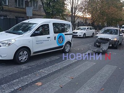 Chevrolet та автомобіль газовиків зіткнулися у Миколаєві
