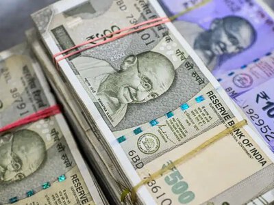 Рупія знову біля історичного мінімуму: ринок вимагає від RBI рішучіших кроків після підвищення ставки