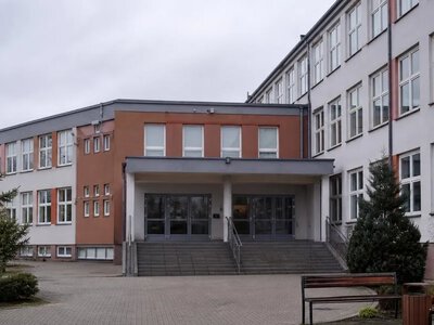 Прокурор Польщі заявив про саморобний пристрій у рюкзаку учня — Interia