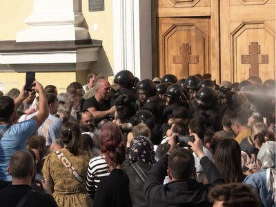 - А ви чого туди попхались? Київ в жалобі, а ви московську церкву захищаєте? - Поведінка свекрухи мене неабияк обурила