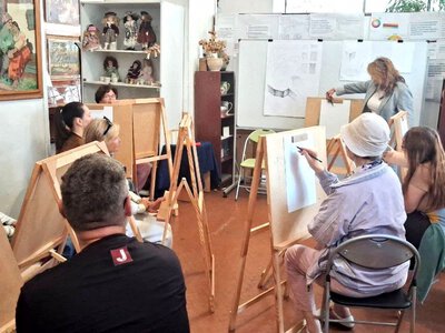 Безкоштовне малювання для дорослих: у Кам’янському розпочалися заняття в студії живопису «Алла»