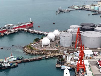 Нафта знову дорожчає: атаки на судна підняли Brent вище $102