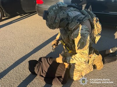 На Житомирщині поліцейські затримали підозрюваних у вимаганні вигаданого боргу та погрозах розправою