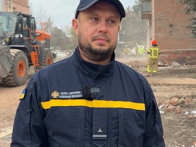 У Прилуках 5-річна Зоряна обійняла свого рятівника, який визволив її з-під завалів після трагедії