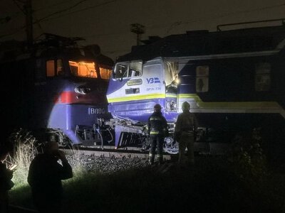 У Львові зіткнулися потяг та електровоз (відео)