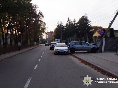 У Сарнах автомобіль врізався в електроопору: травмувалися четверо людей, серед них двоє дітей