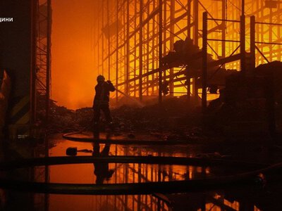 На Київщині після російської атаки під завалами складу знайшли загиблу жінку