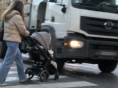 Дитина випала з візочка на дорогу: у Дніпрі вантажівка збила жінку з малюком