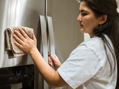 Як відмити нержавійку без розводів: три прості способи повернути техніці блиск