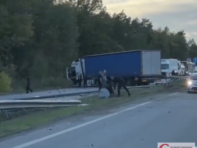 У напрямку Житомира зі сторони Звягеля сталася ДТП за участю фури