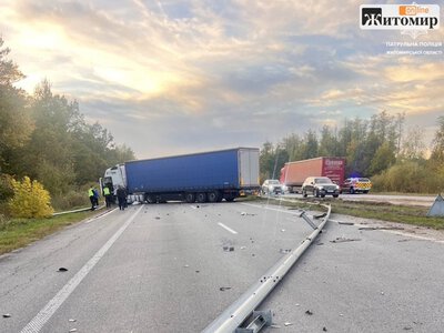 На Житомирщині вантажівка перекрила трасу М-06: рух на Житомир заблоковано