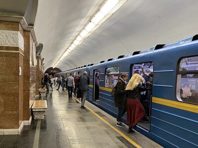 Київське метро під час блекаутів: які ризики виникають через пошкодження енергетичної інфраструктури