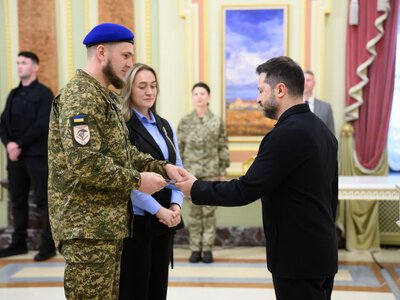 Володимир Зеленський вручив сертифікати на квартири Героям України та рідним загиблих захисників